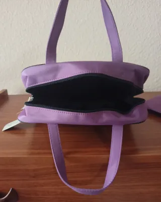 Bolso de aseo y neceser morado.