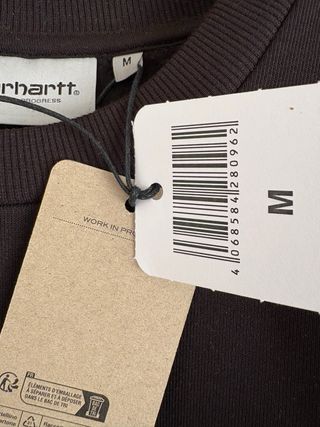 Sudadera Carhartt con etiqueta