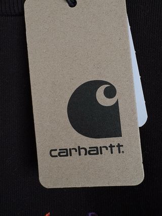 Sudadera Carhartt con etiqueta
