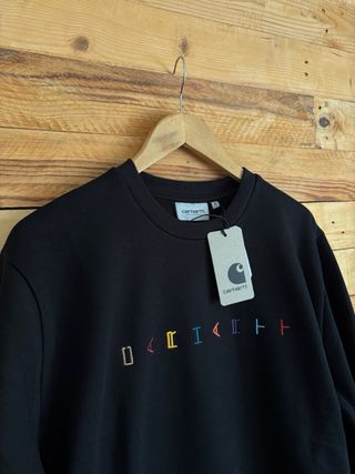 Sudadera Carhartt con etiqueta