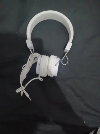 Cascos blancos con cable y micrófono