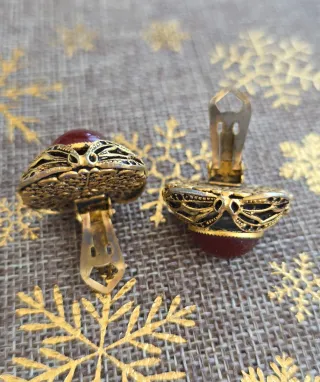 Pendientes vintage dorados con piedra roja