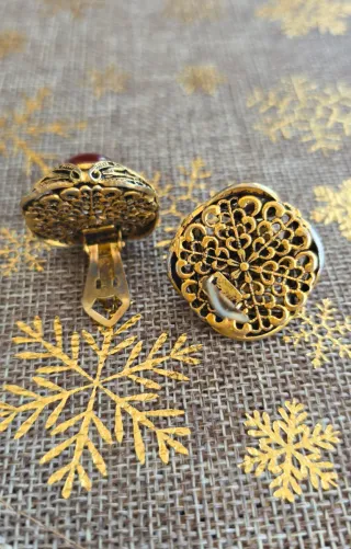 Pendientes vintage dorados con piedra roja