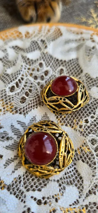 Pendientes vintage dorados con piedra roja
