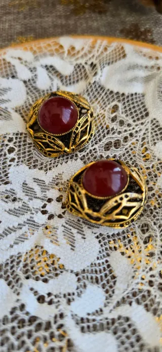 Pendientes vintage dorados con piedra roja