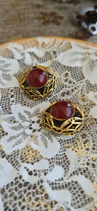 Pendientes vintage dorados con piedra roja