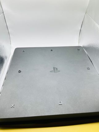 PS4 Slim Console + Controller Rosso/Nero