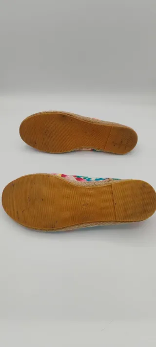 Alpargatas estampado tropical talla 39.