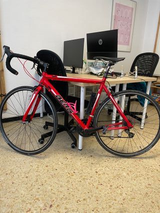 Bicicleta de carretera roja "Berg"