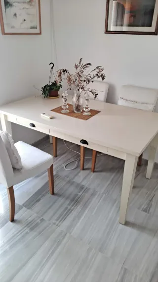 Mesa de comedor madera lacada en color hueso