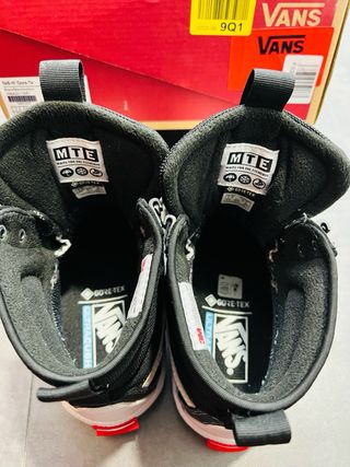 Botas Vans Goretex Unisex Negras y Blancas.