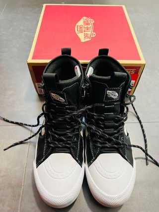 Botas Vans Goretex Unisex Negras y Blancas.