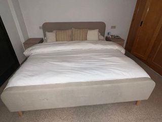 Cama doble beige de tela mas colchon