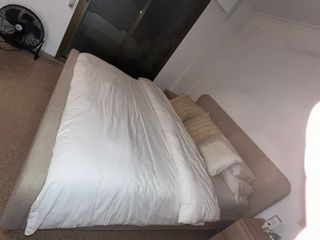 Cama doble beige de tela mas colchon