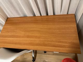 Escritorio madera y silla blanca