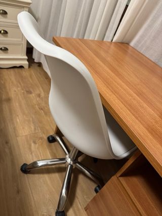 Escritorio madera y silla blanca