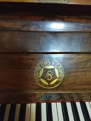Piano antiguo de madera