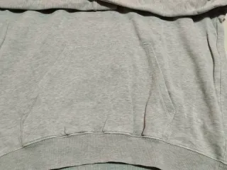 Felpa grigia con cappuccio