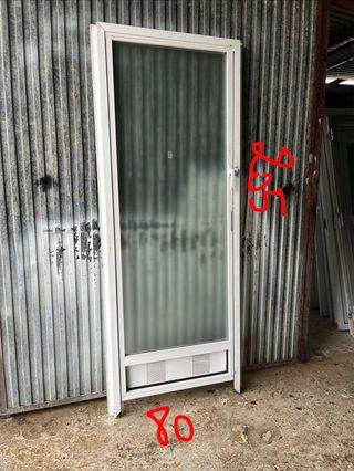 Puerta de aluminio con cristal opaco