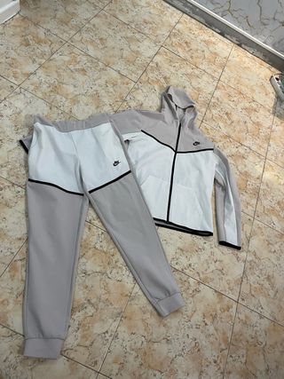 Conjunto Nike Tech Beige y Blanco