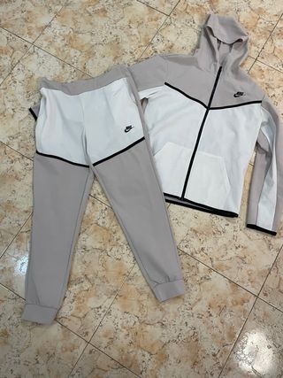 Conjunto Nike Tech Beige y Blanco