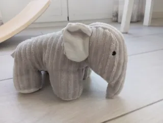 Perro y elefante de peluche