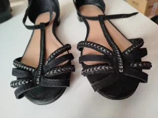 Sandalias negras planas con cadena