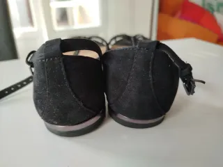 Sandalias negras planas con cadena