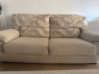Sofá de tela beige y multicolor