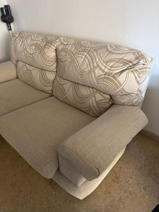 Sofá de tela beige y multicolor
