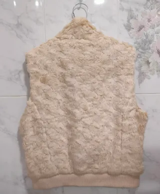 Chaleco suave beige.