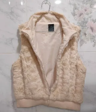 Chaleco suave beige.