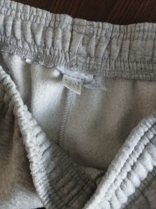 Pantalón Adidas Gris con Rayas