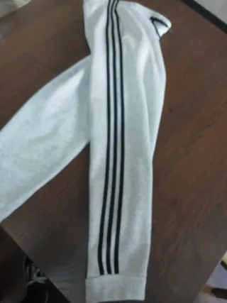 Pantalón Adidas Gris con Rayas