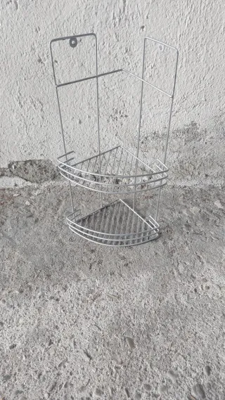 Estantería de esquina metálica plateada