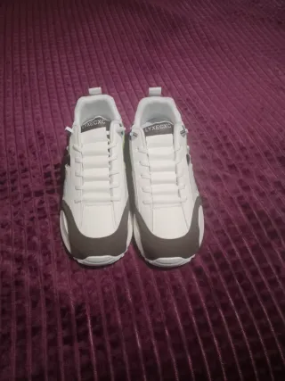 Zapatillas deportivas verdes y blancas