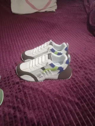 Zapatillas deportivas verdes y blancas