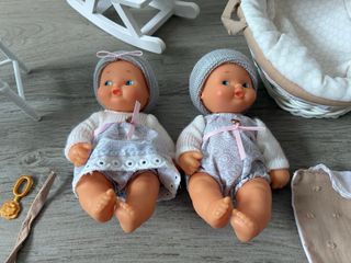 Barriguitas: Cuna, trona, balancín y cuco