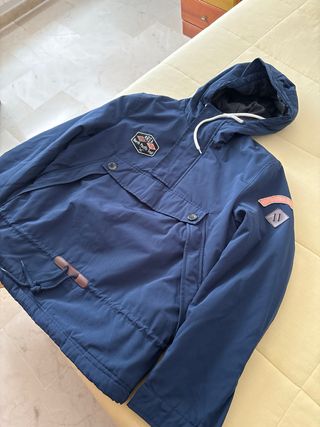 Abrigo con capucha azul