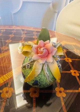 Uovo in ceramica decorato