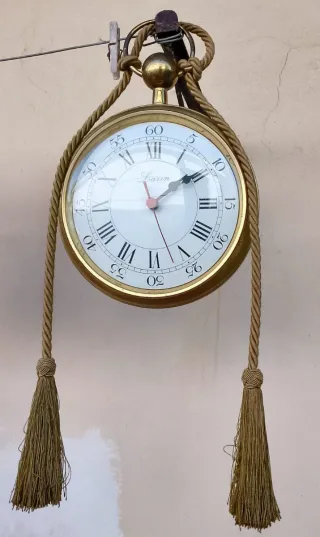 Orologio da parete con corda e nappe