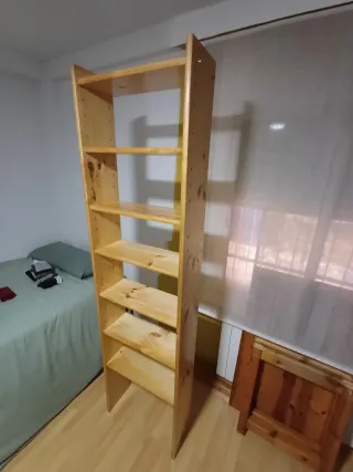 Estantería de pino con 7 baldas