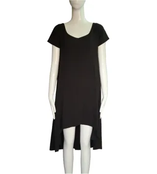 Vestido negro asimétrico.