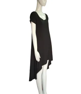 Vestido negro asimétrico.