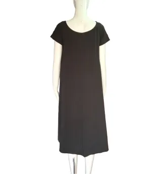 Vestido negro asimétrico.