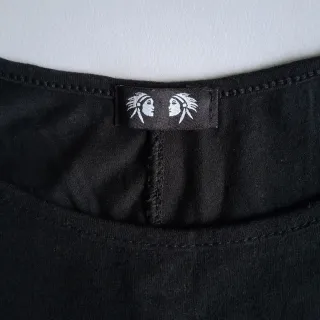 Vestido negro asimétrico.