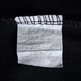 Vestido negro asimétrico.