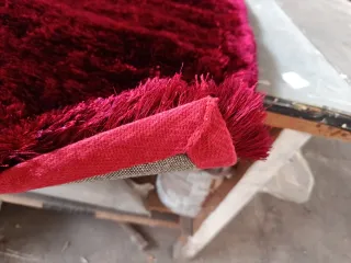 Alfombra polar rosa y roja