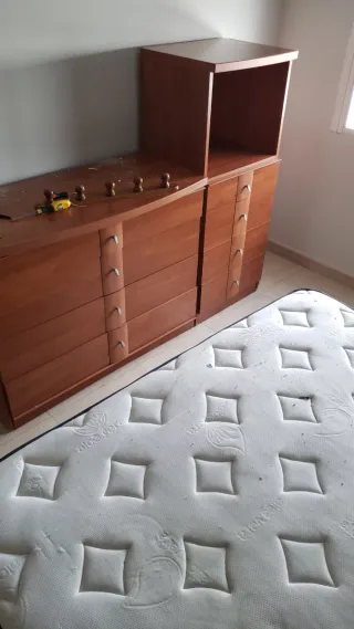 Mesa de comedor de madera y cristal