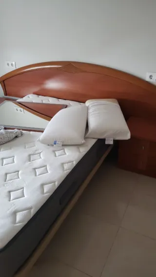 Mesa de comedor de madera y cristal